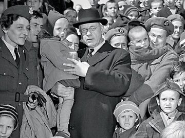 Żołnierze i premier Nowej Zelandii Peter Fraser z polskimi dziećmi na rękach. Auckland, listopad 1944 r.