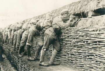 Żołnierze II Brygady Legionów w okopach podczas walk w rejonie Rarańczy w 1915 roku