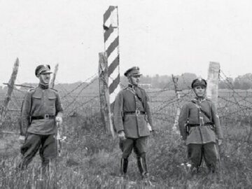 Żołnierze KOP podczas spotkania z sowieckim pogranicznikiem.