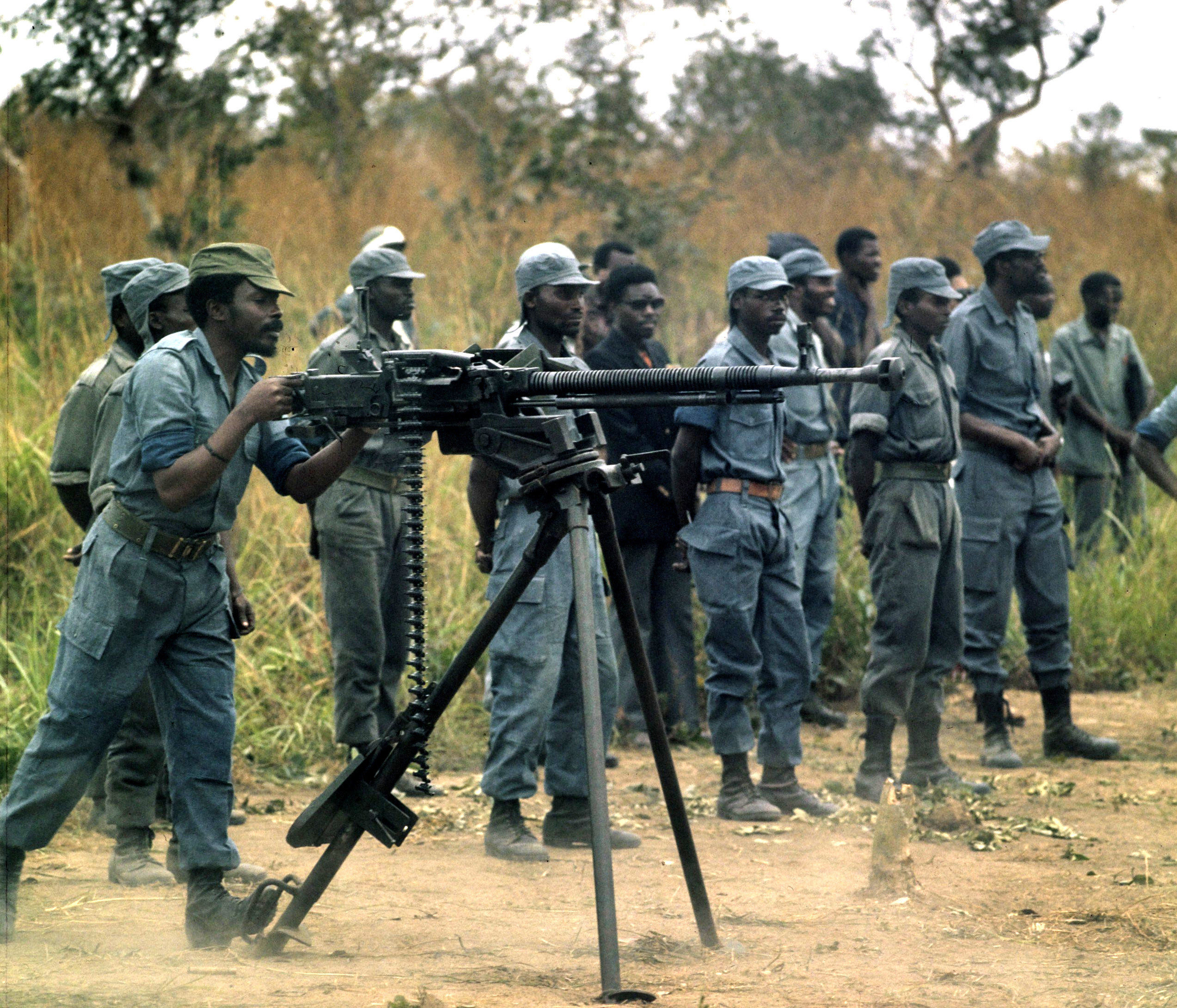 Żołnierze Narodowego Frontu Wyzwolenia Angoli ćwiczą w obozie w Zairze, rok 1973