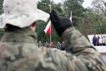 Żołnierze podczas uroczystego apelu. Oficjalne uroczystości pożegnania żołnierzy wyjeżdżających do Afganistanu w ramach VII zmiany PKW RSM Afganistan odbyły się w Świętoszowie,