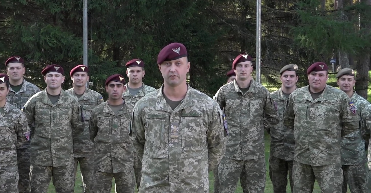 Płk Dmytro Bratiszka wraz z żołnierzami