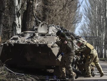 Żołnierze Sił Zbrojnych Ukrainy podczas walk o Bachmut
