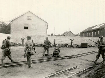 Żołnierze US Army dokonują egzekucji niemieckich jeńców w Dachau