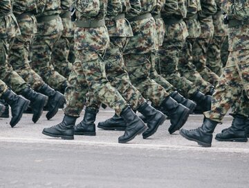 Żołnierze w mundurach na zdjęciu ilustracyjnym