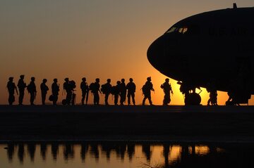 Żołnierze wsiadają do samolotu transportowego