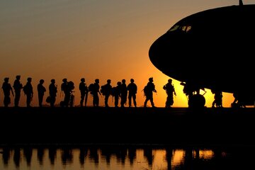 Żołnierze wsiadający do samolotu