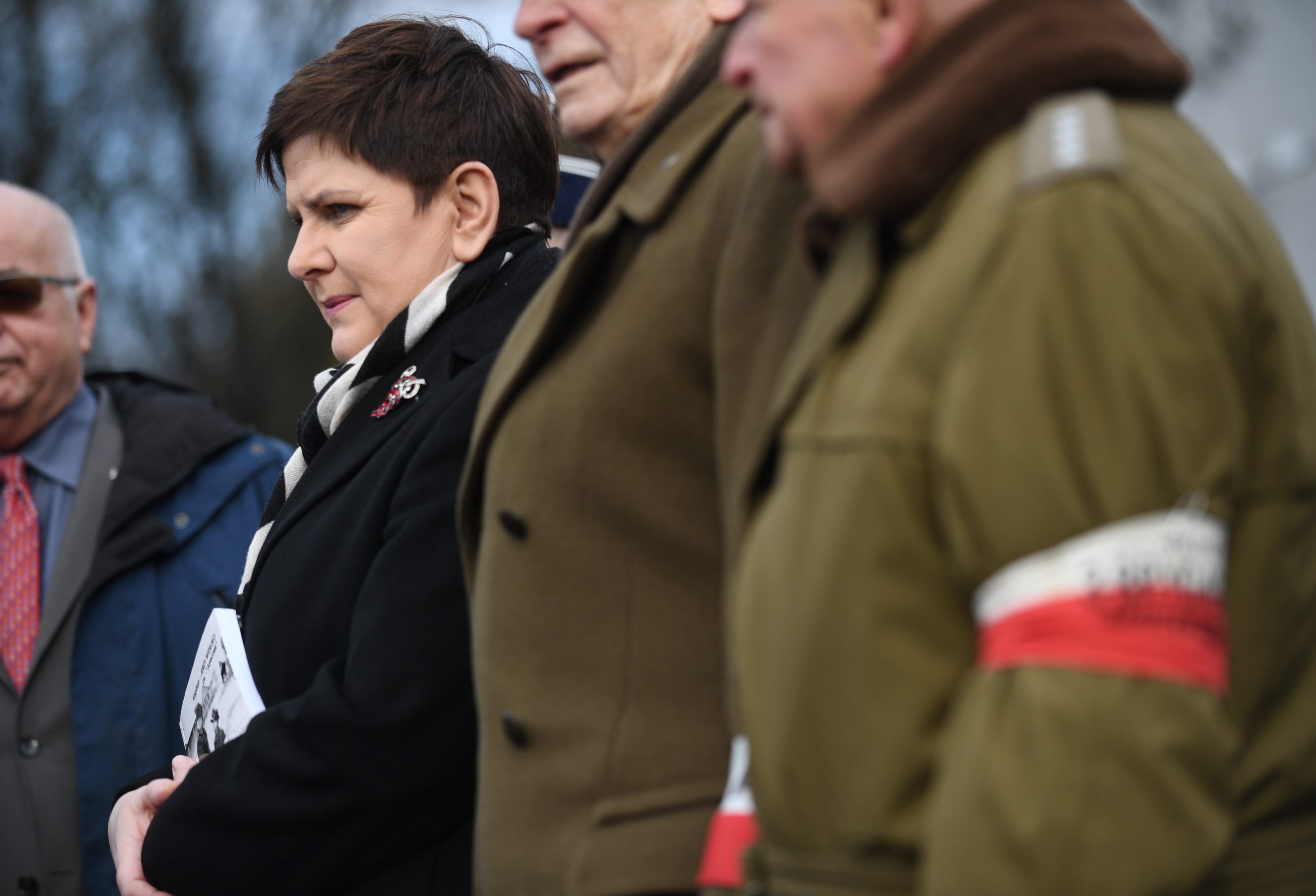 Premier Beata Szydło uczciła pamięć żołnierzy wyklętych, składając wieniec przy Panteonie Żołnierzy Podziemia Niepodległościowego na warszawskim cmentarzu na Powązkach.