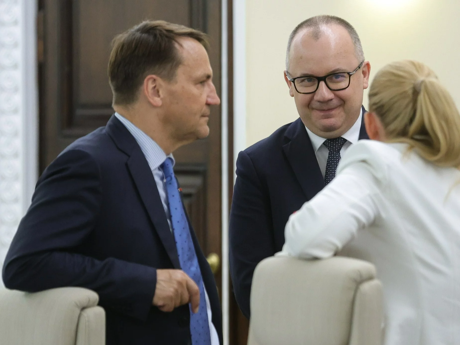 Minister edukacji Barbara Nowacka (P), minister sprawiedliwości Adam Bodnar (C) i minister spraw zagranicznych Radosław Sikorski (L)