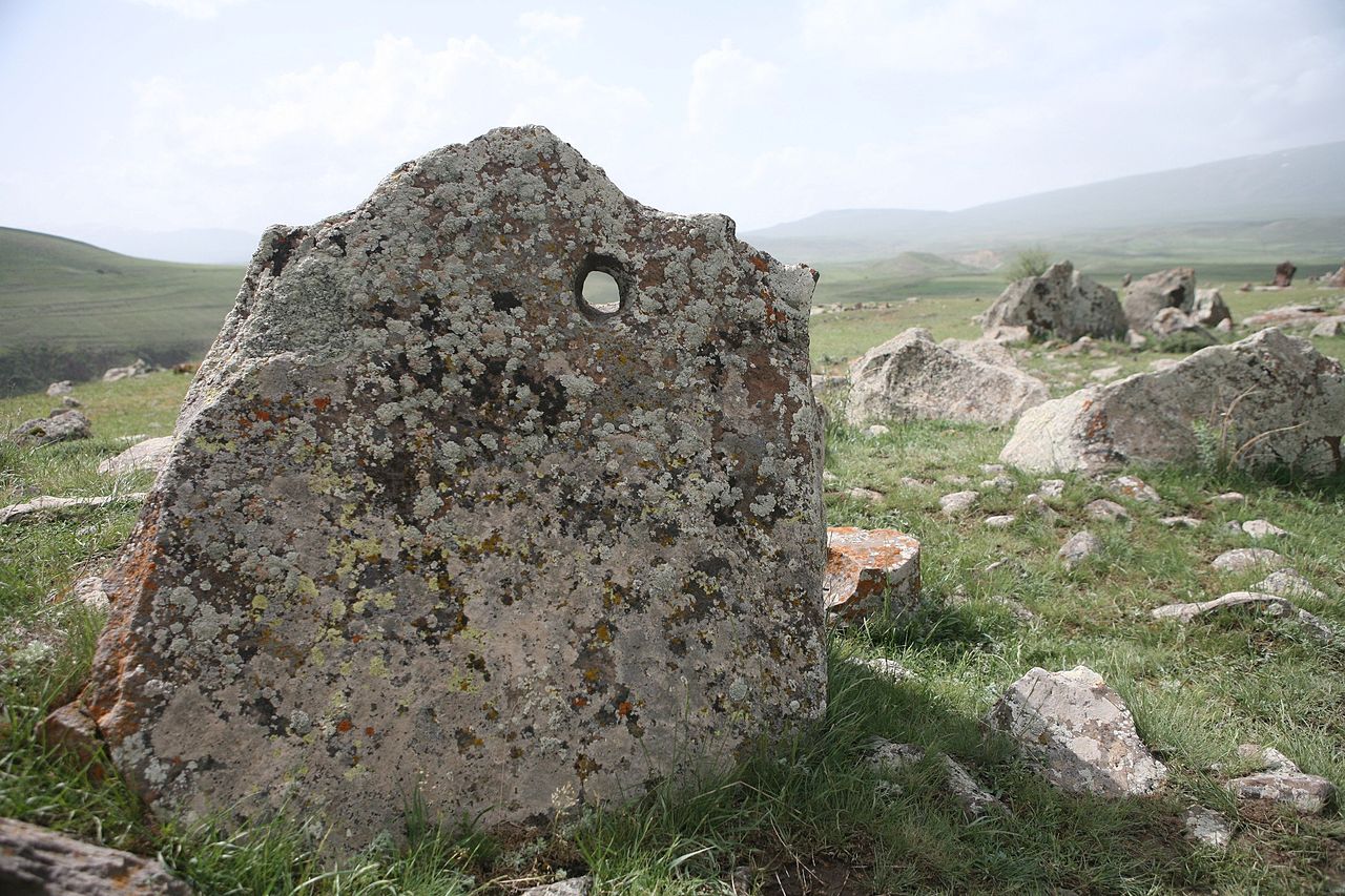 Carahunge. Menhir z otworem. Armenia