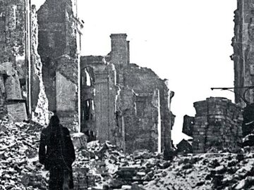 Zrujnowane budynki przy ul. Świętojańskiej na Starym Mieście w Warszawie, 1945 r.