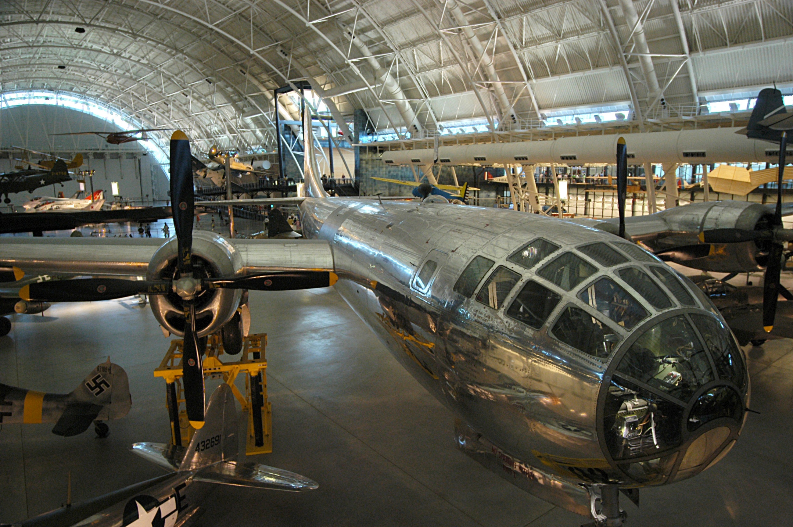 B-29 Enola Gay eksponowany w Steven F. Udvar-Hazy Center, rok 2004