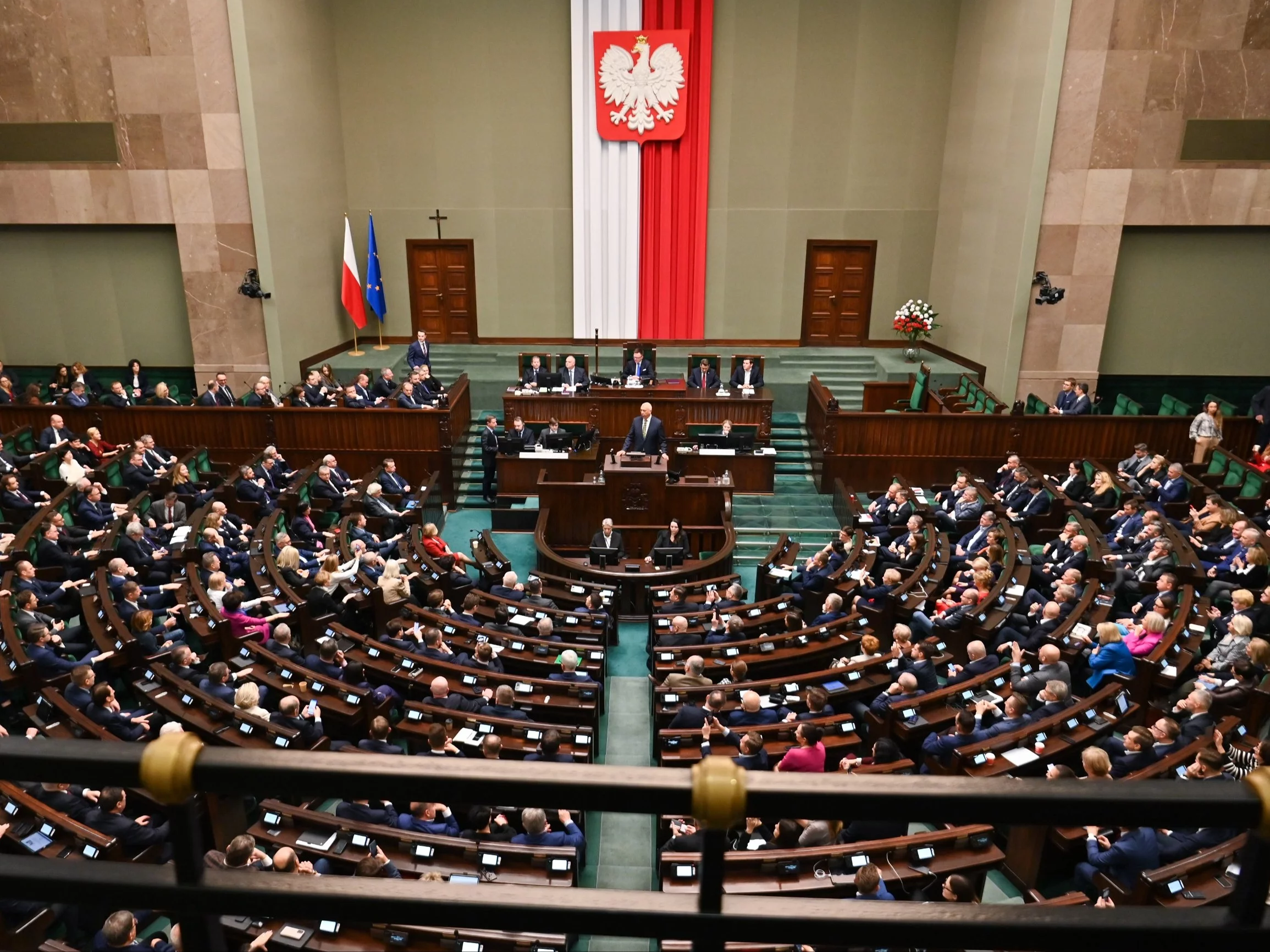 Posłowie na sali plenarnej Sejmu