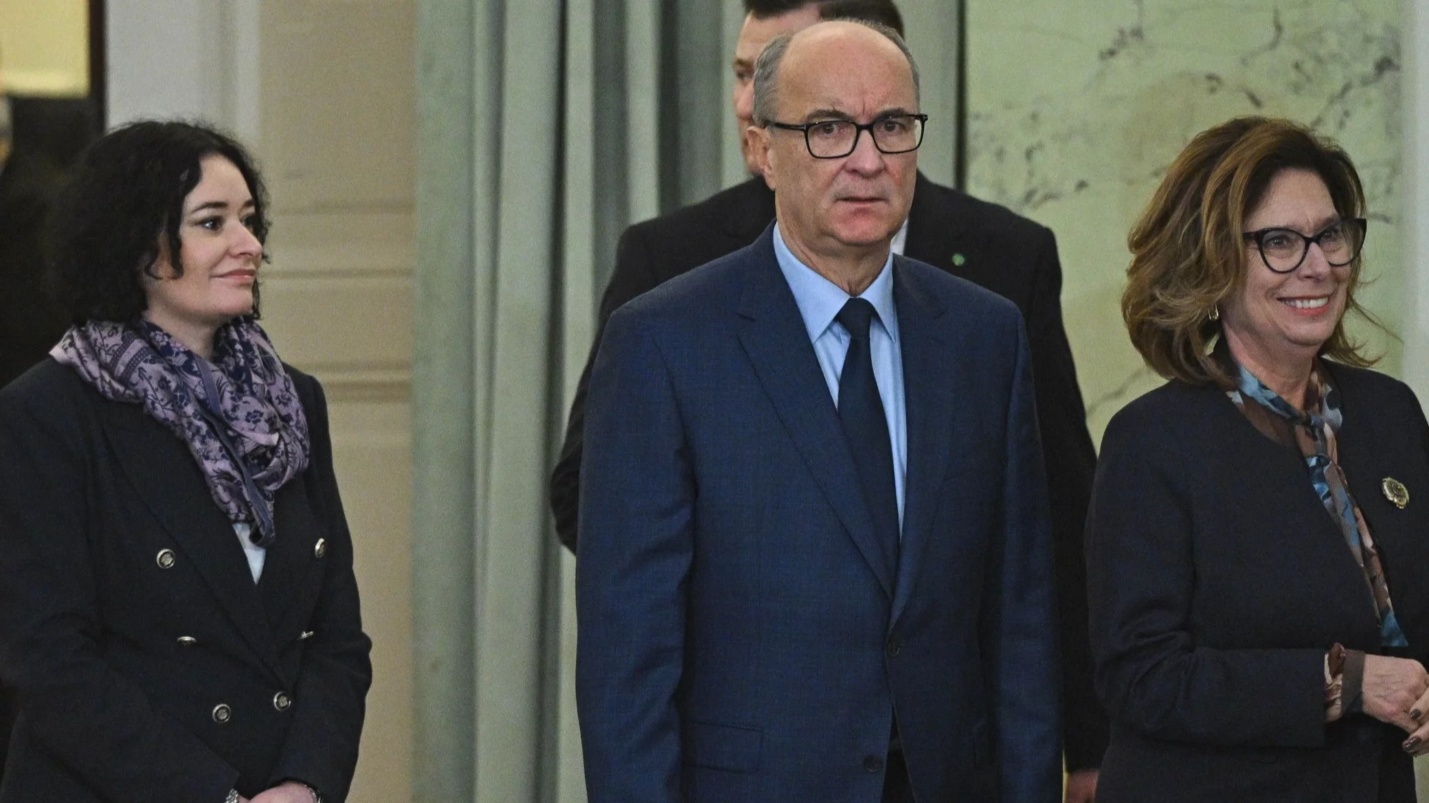 Marszałek Sejmu Włodzimierz Czarzasty (C), marszałek Senatu Małgorzata Kidawa-Błońska (P) i poseł Lewicy Anna Maria Żukowska