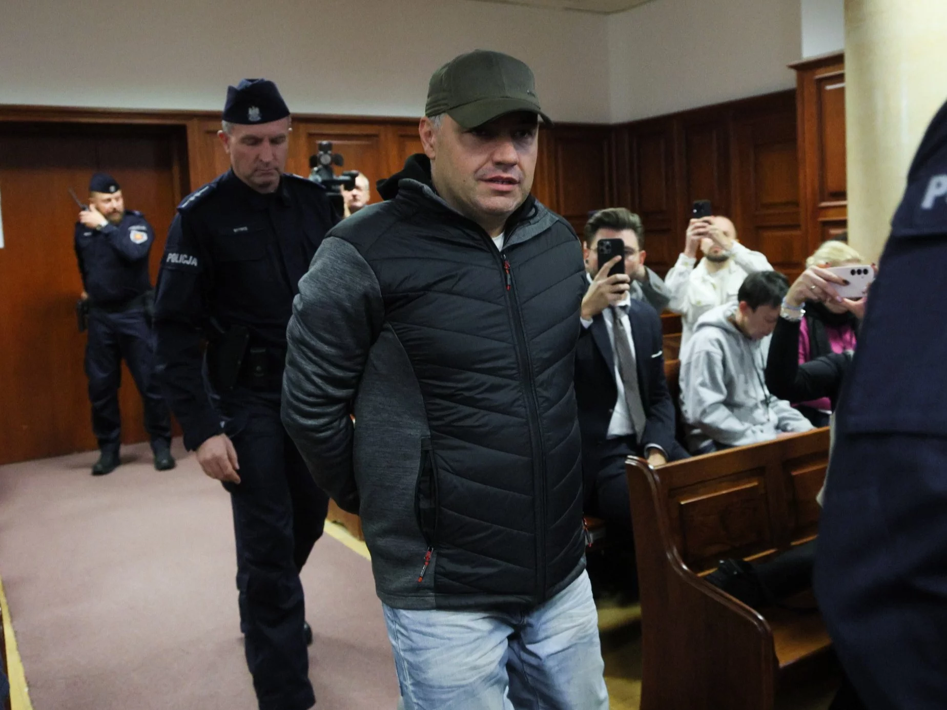 Wołodymyr Żurawlow (C) na sali Sądu Okręgowego w Warszawie