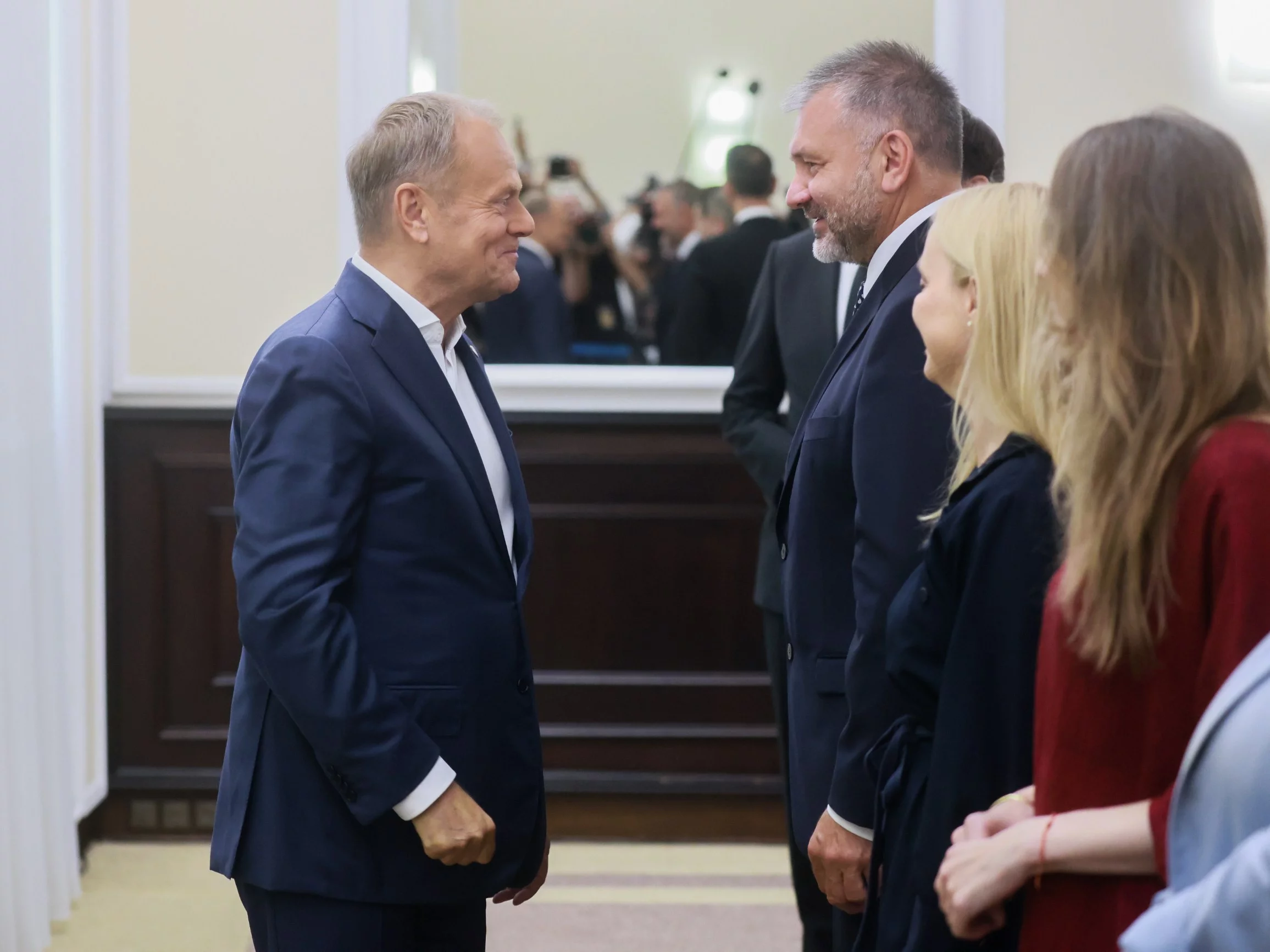 Premier Donald Tusk (L) oraz minister sprawiedliwości Waldemar Żurek (2L) podczas posiedzenia rządu