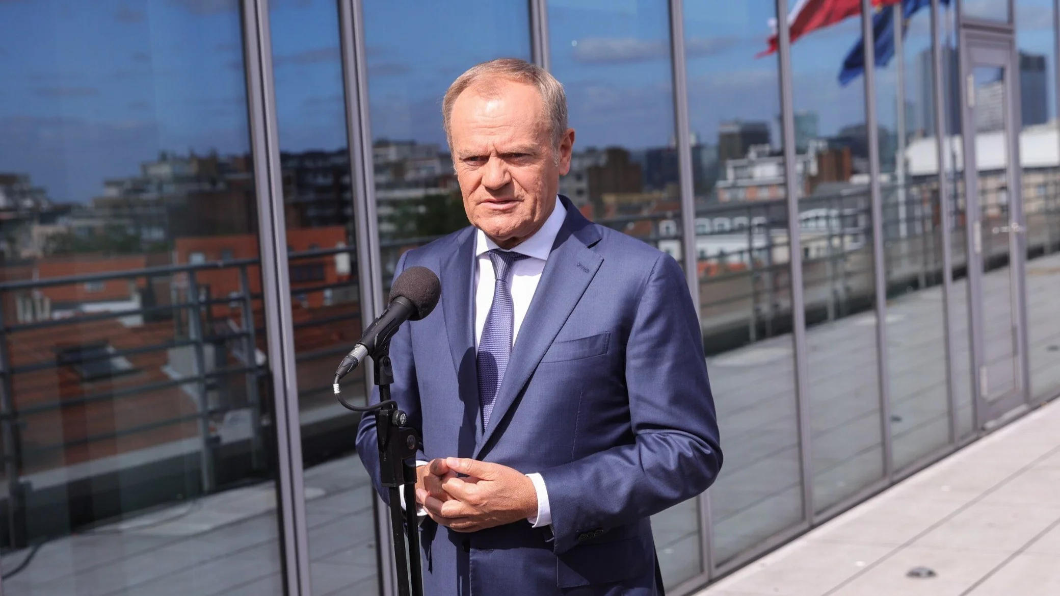 Premier Donald Tusk podczas wypowiedzi dla mediów w Brukseli