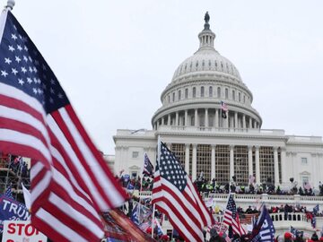Zwolennicy Donalda Trumpa wdarli się na teren Kapitolu