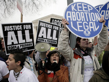 Zwolennicy i przeciwnicy aborcji przemieszali się podczas demonstracji przed gmachem Sądu Najwyższego w Waszyngtonie