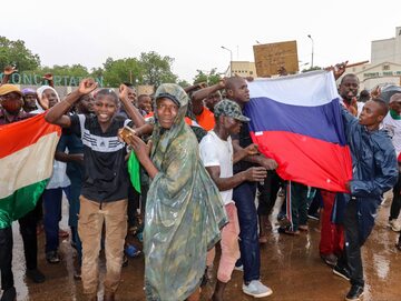 Zwolennicy puczu wojskowego z flagami Nigru i Rosji