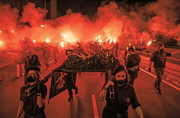 Zwolennicy skrajnej prawicy podczas wiecu w rocznicę śmierci założyciela Falangi, Madryt, 20 listopada 2020 r.