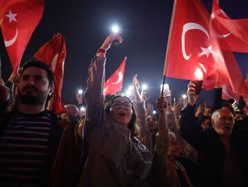 Zwolennicy zwycięskiej partii świętują wynik wyborów w Turcji