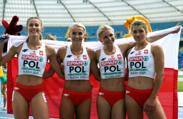 Zwycięska, polska sztafeta 4x400 metrów - od lewej: Natalia Kaczmarek, Justyna Święty-Ersetic, Małgorzata Hołub-Kowalik i Kornelia Lesiewicz
