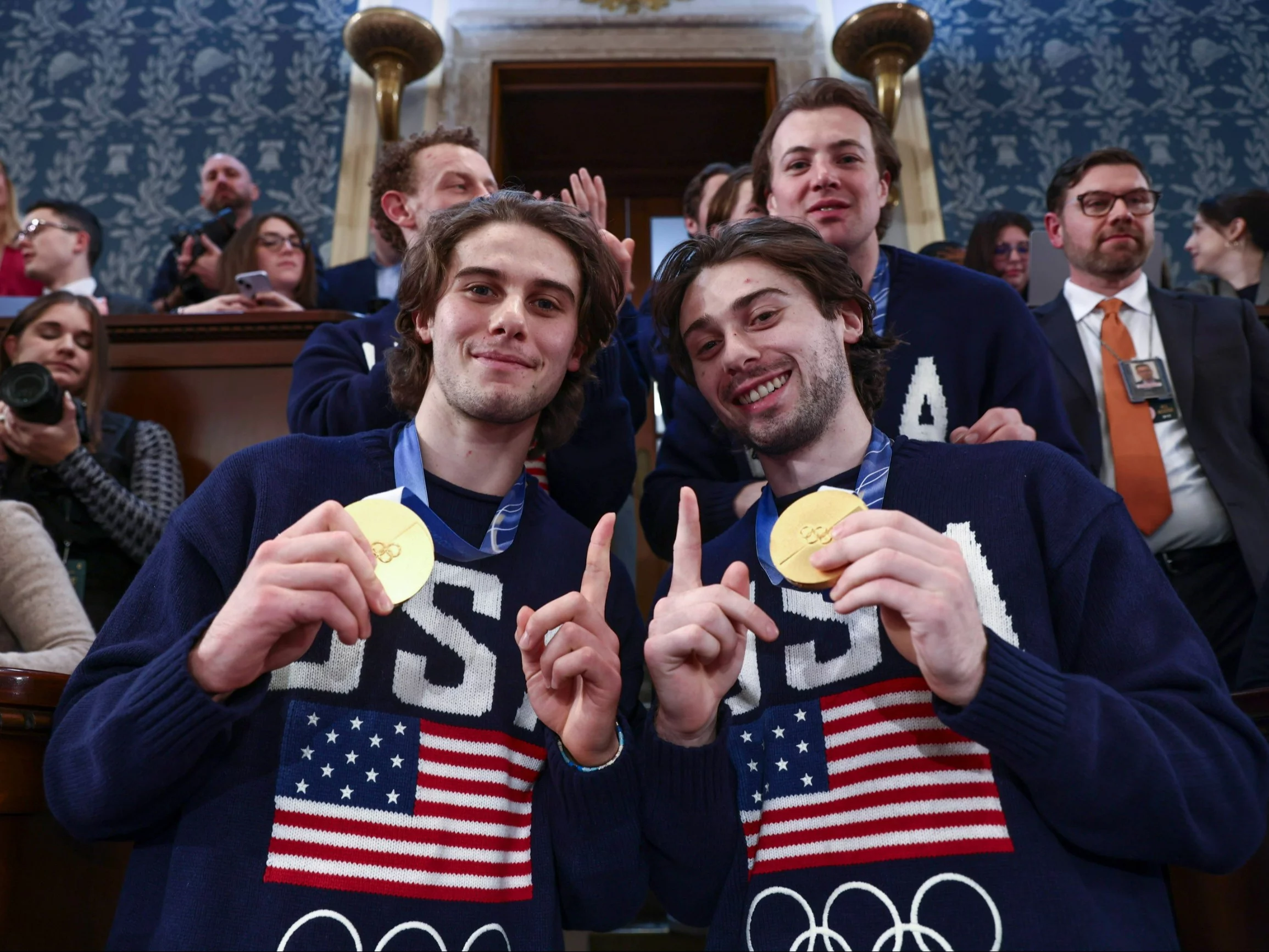 Reprezentanci USA w hokeju mężczyzn Jack i Quinn Hughes wraz z kolegami z drużyny obserwują przemówienie prezydenta Donalda Trumpa przed połączonymi izbami Kongresu w sali Izby Reprezentantów w Kapitolu w Waszyngtonie