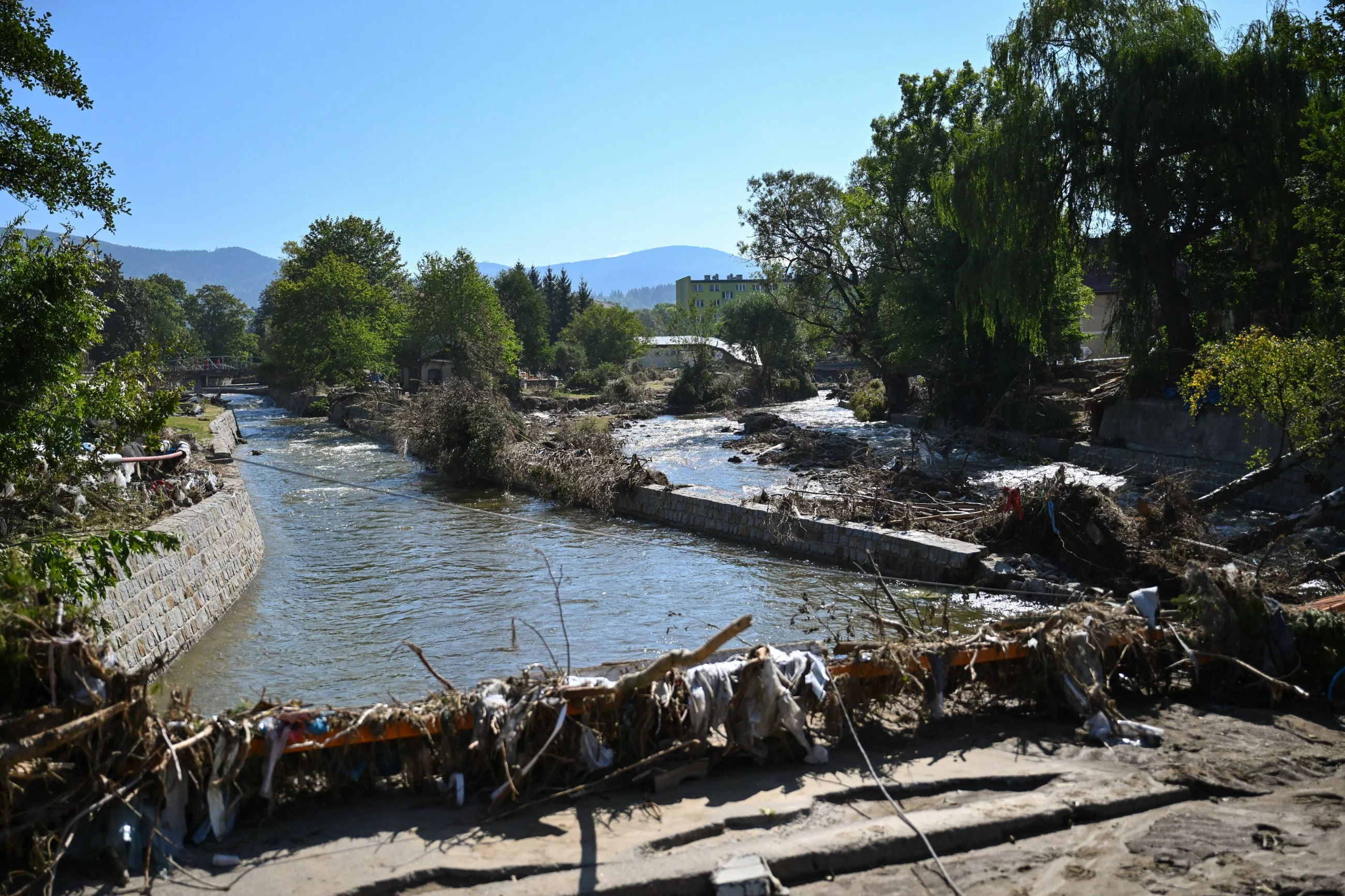 Rok po powodzi. Stronie Śląskie: Mieszkańcy żyją "jak na tykające bombie"
