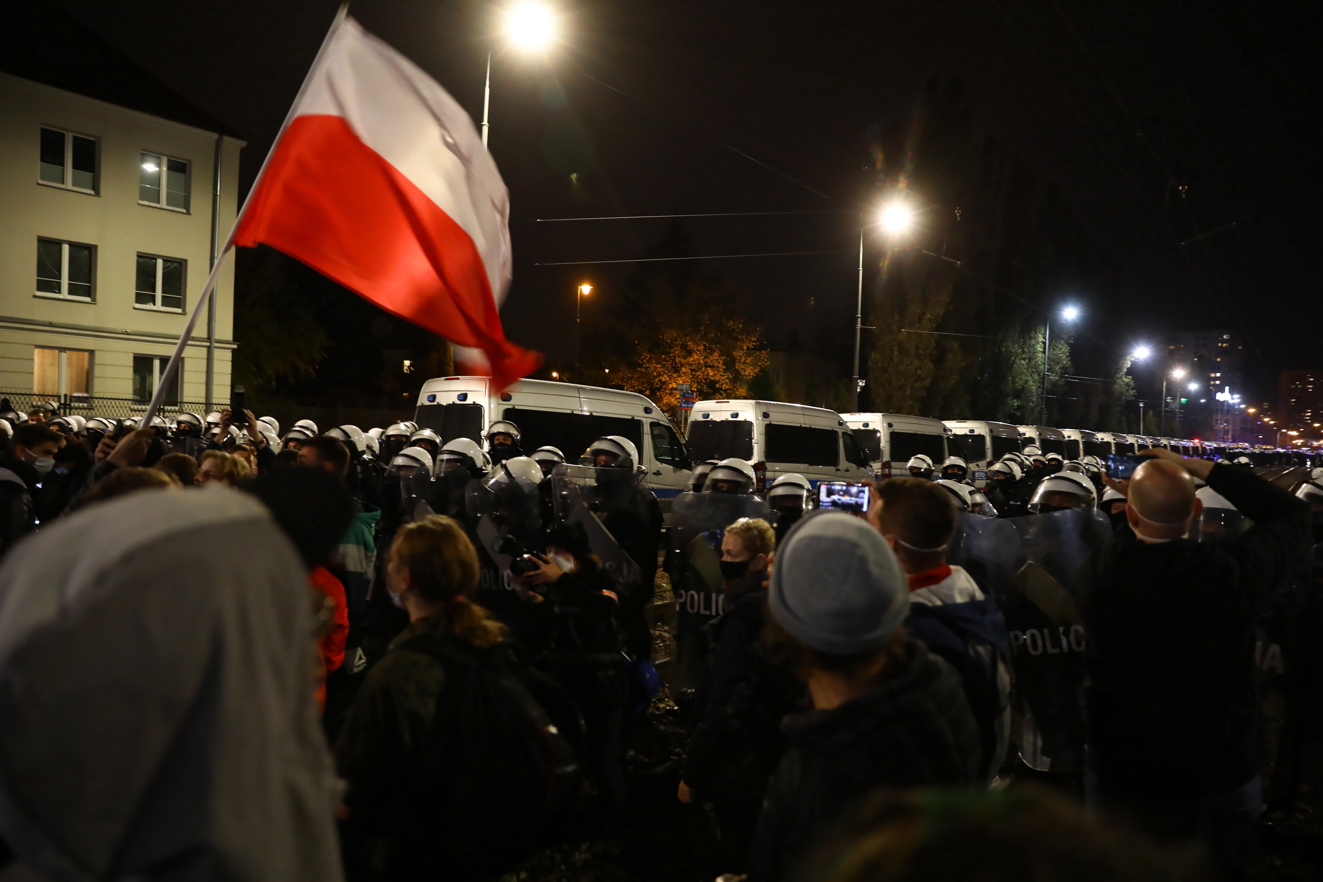 Uczestnicy protestu pod domem prezesa PiS Jarosława Kaczyńskiego na warszawskim Żoliborzu.