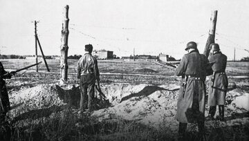 Żyd kopie dla siebie grób przed egzekucją, Łódź 1941 r.