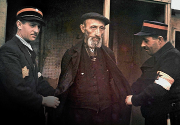 Żydowscy policjanci z Jüdischer Ordnungsdienst przeszukują mężczyznę, łódzkie getto, ok. 1942 r.