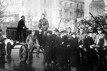 Żydzi ciągną wóz konny na dziedzińcu Uniwersytetu Warszawskiego, lata 1939–1940