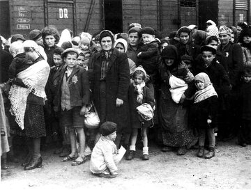 Żydzi podczas selekcji na rampie w KL Auschwitz