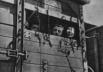 Żydzi wiezieni w czasie wojny do obozu zagłady. Miejsce i czas wykonania fotografii nieznane.