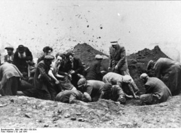 Żydzi zmuszeni do ekshumacji ofiar NKWD. Podwórze więzienia w Tarnopolu.